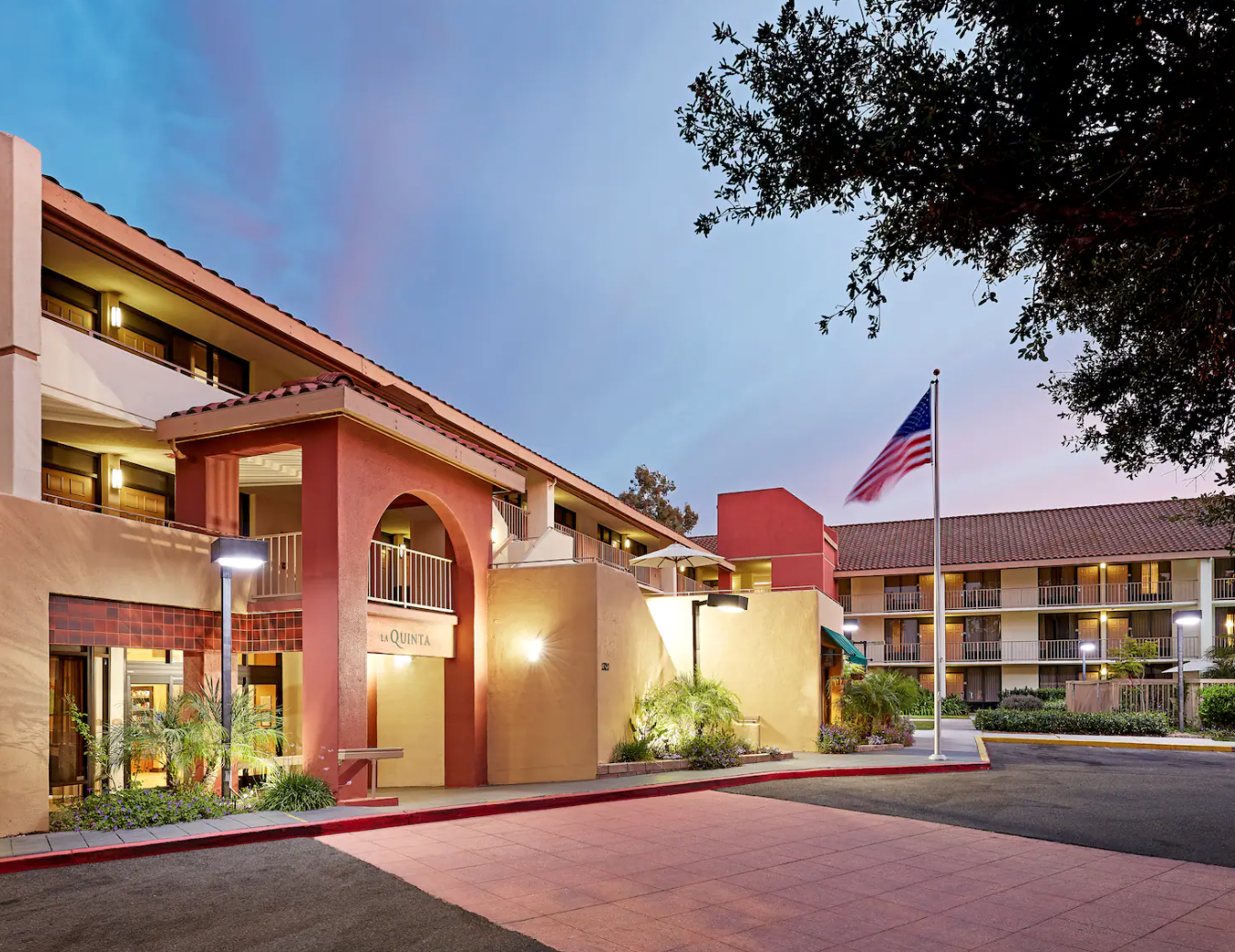 La Quinta hotel entrance with an American flag waving on a pole.